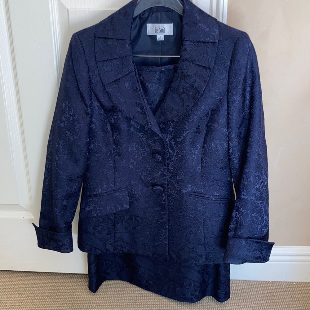 Women’s blue suit jacket and skirt. Le Suit.